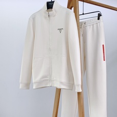 Prada 普拉达 FW早秋新品 立领拉链卫衣套装🥼 精选重磅高支棉针织面料,触感软糯厚实,垂感出众,不易起球变形,透 Prada 普拉达 FW早秋新品 立领拉链卫衣套装🥼 精选重磅高支棉针织面料,触感软糯厚实,垂感出众,不易起球变形,透