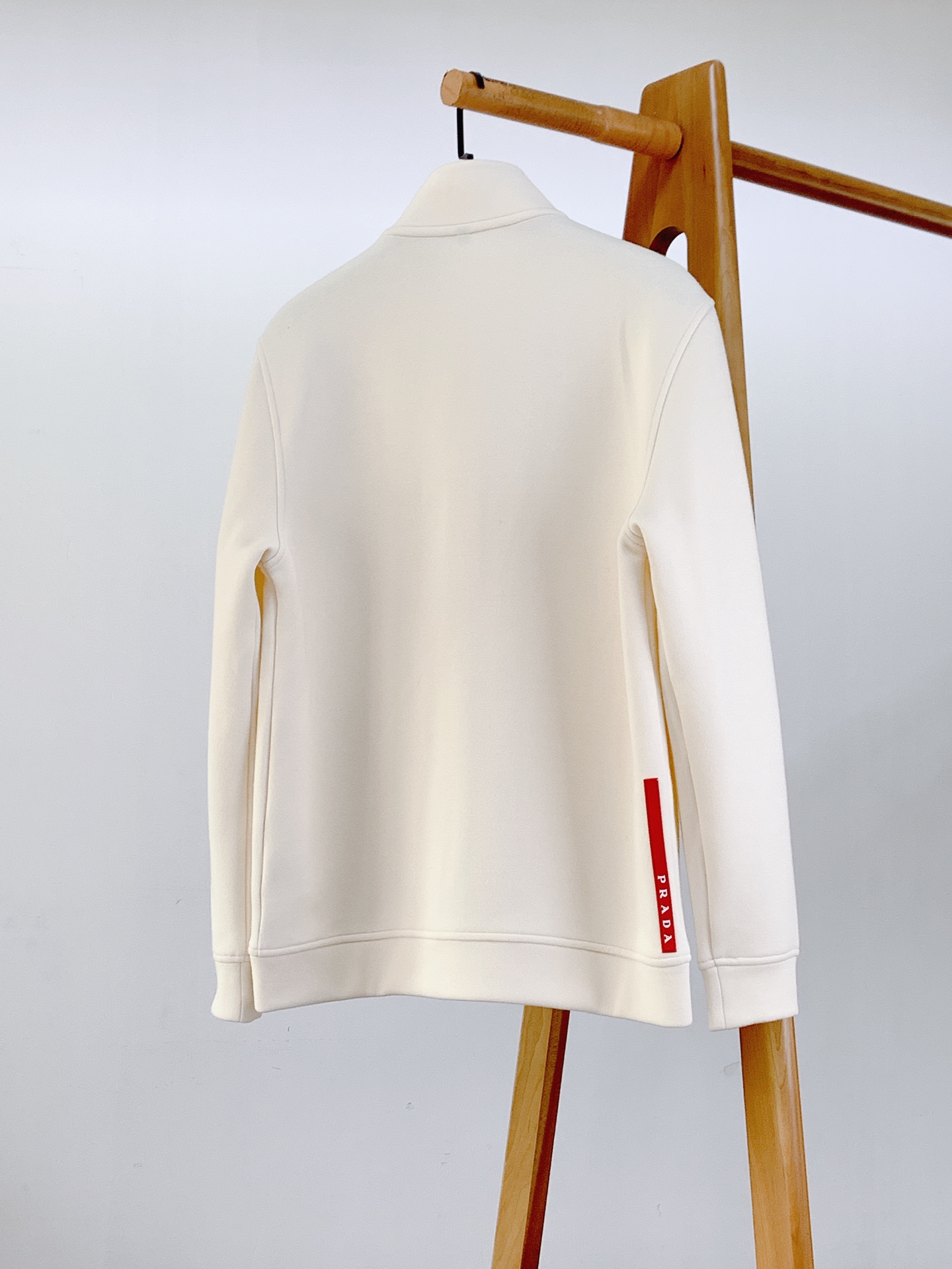 Prada 普拉达 FW早秋新品 立领拉链卫衣套装🥼 精选重磅高支棉针织面料,触感软糯厚实,垂感出众,不易起球变形,透 Prada 普拉达 FW早秋新品 立领拉链卫衣套装🥼 精选重磅高支棉针织面料,触感软糯厚实,垂感出众,不易起球变形,透
