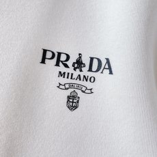 Prada 普拉达 FW早秋新品 立领拉链卫衣套装🥼 精选重磅高支棉针织面料,触感软糯厚实,垂感出众,不易起球变形,透 Prada 普拉达 FW早秋新品 立领拉链卫衣套装🥼 精选重磅高支棉针织面料,触感软糯厚实,垂感出众,不易起球变形,透