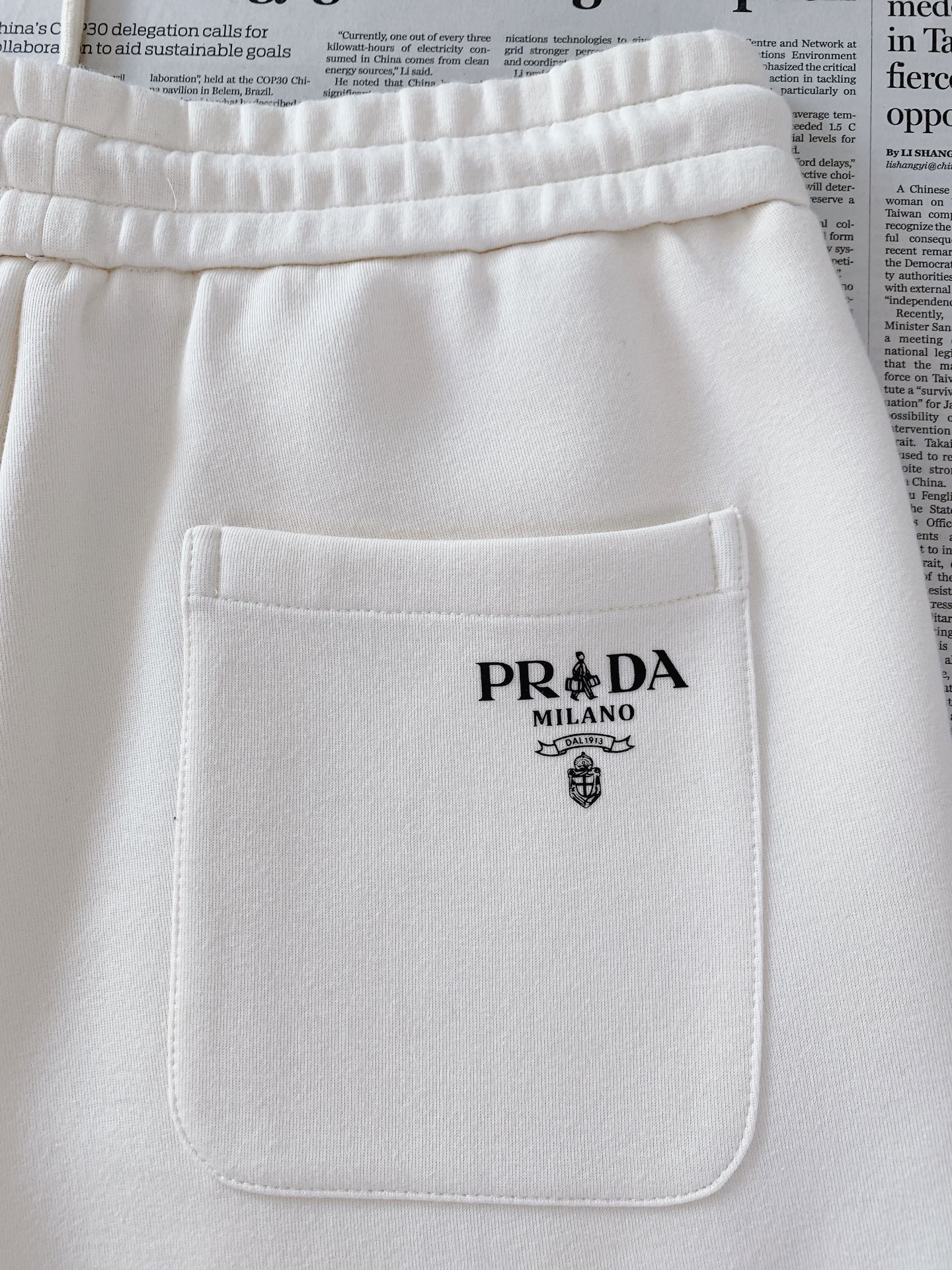 Prada 普拉达 FW早秋新品 立领拉链卫衣套装🥼 精选重磅高支棉针织面料,触感软糯厚实,垂感出众,不易起球变形,透 Prada 普拉达 FW早秋新品 立领拉链卫衣套装🥼 精选重磅高支棉针织面料,触感软糯厚实,垂感出众,不易起球变形,透
