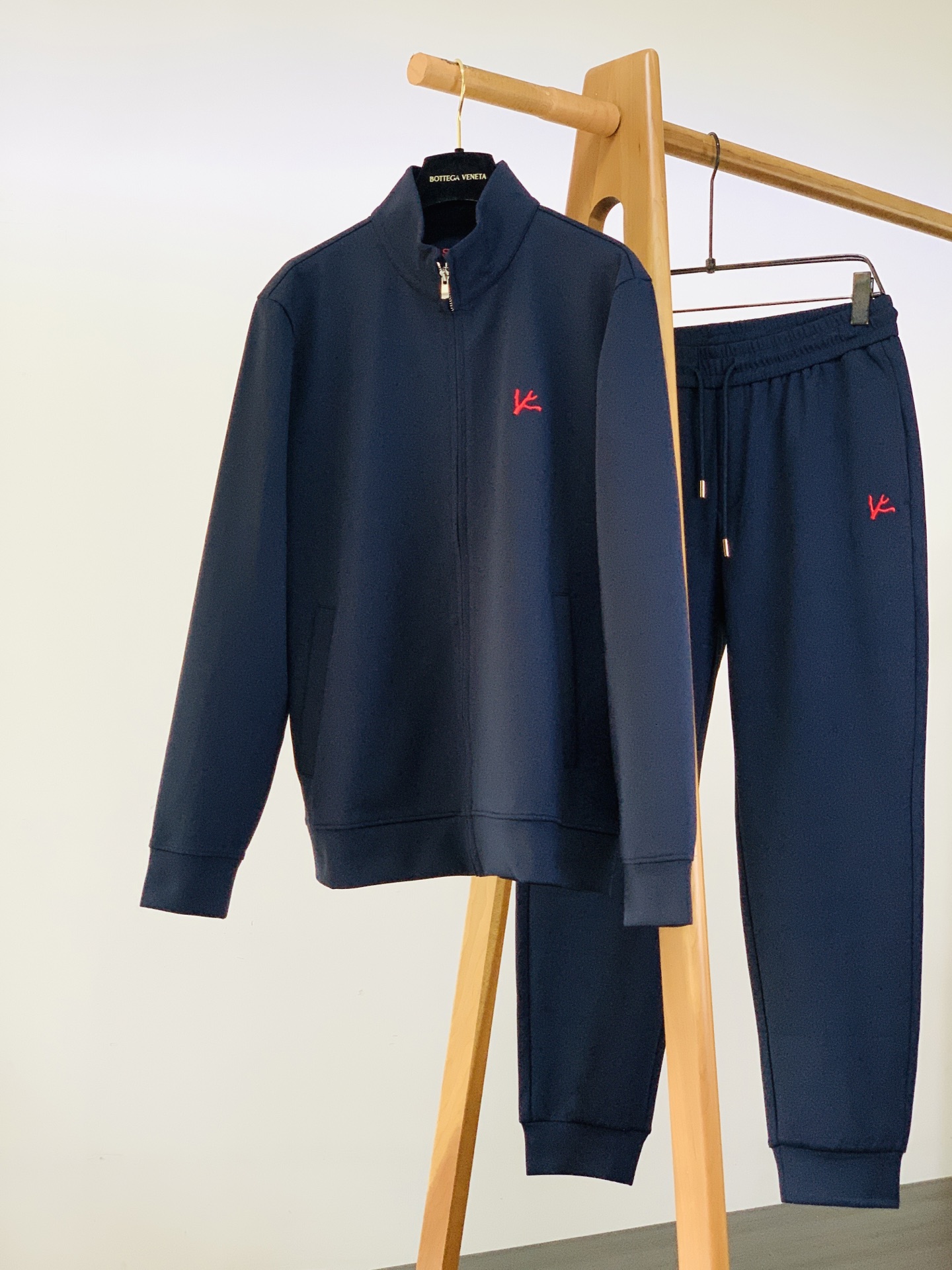 Isaia 伊塞亚 FW早秋新品 时尚休闲套装🥼 采用高端珠地针织面料,肌理细腻透气,触感软糯垂顺,抗皱不易起球,兼顾 Isaia 伊塞亚 FW早秋新品 时尚休闲套装🥼 采用高端珠地针织面料,肌理细腻透气,触感软糯垂顺,抗皱不易起球,兼顾