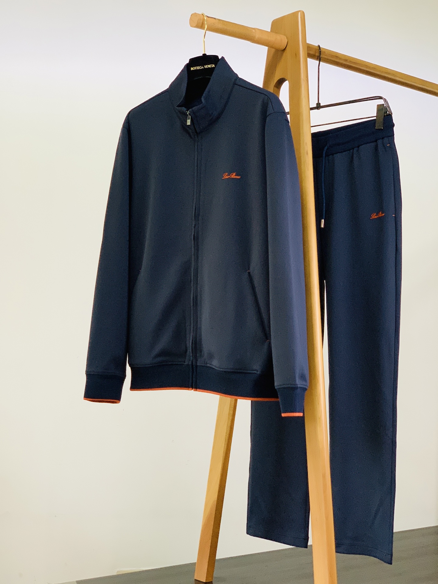 LoroPiana L.P FW早秋新品 Loro Piana休闲套装🥼甄选品牌高端针织混纺面料,面料垂感出色,触感细 LoroPiana L.P FW早秋新品 Loro Piana休闲套装🥼甄选品牌高端针织混纺面料,面料垂感出色,触感细