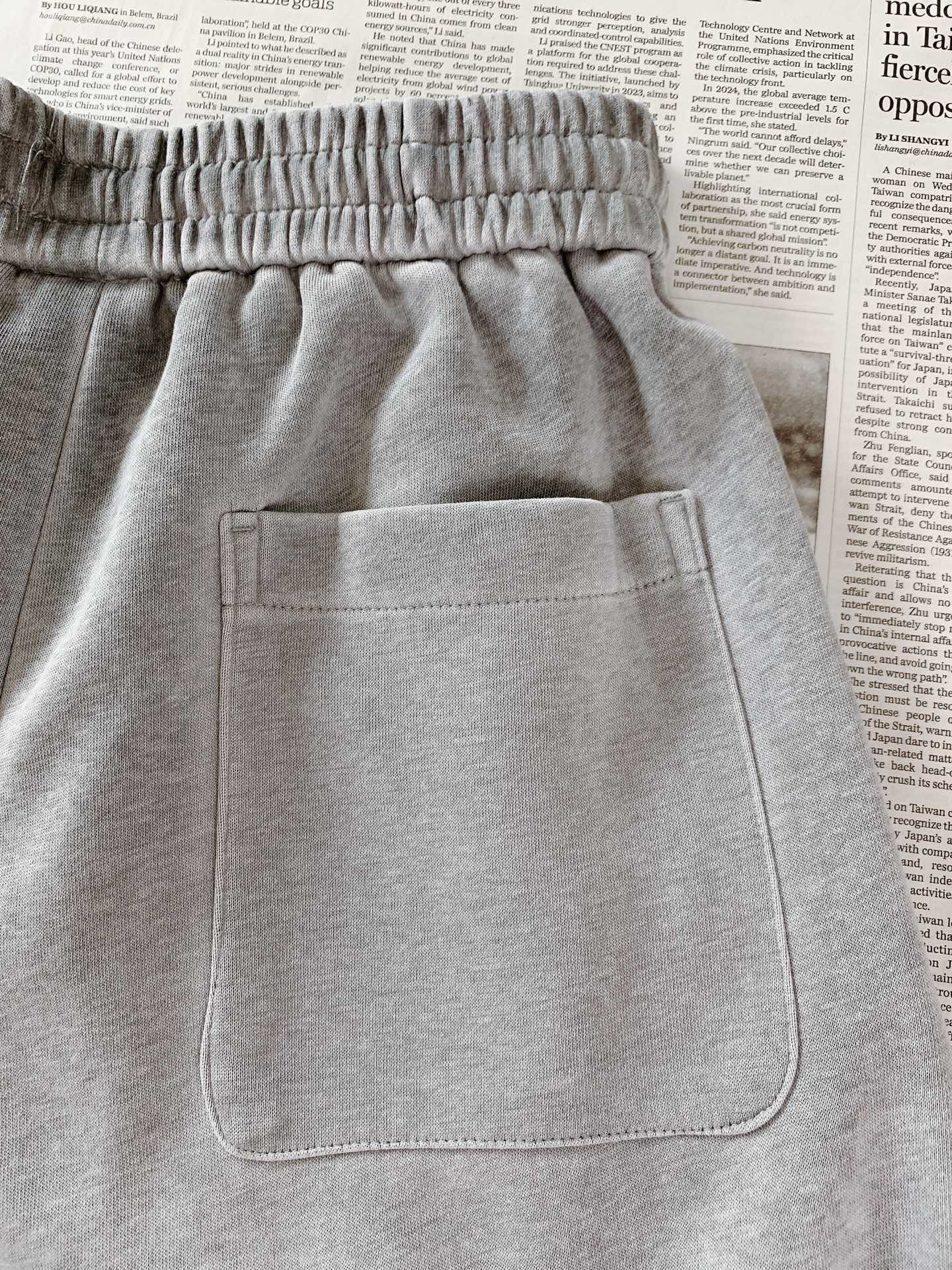 LouisVuitton 路易威登 2026FW早秋新品 轻奢休闲卫裤👖高克重针织面料上手软糯垂顺,上身舒适不闷,久穿不 LouisVuitton 路易威登 2026FW早秋新品 轻奢休闲卫裤👖高克重针织面料上手软糯垂顺,上身舒适不闷,久穿不