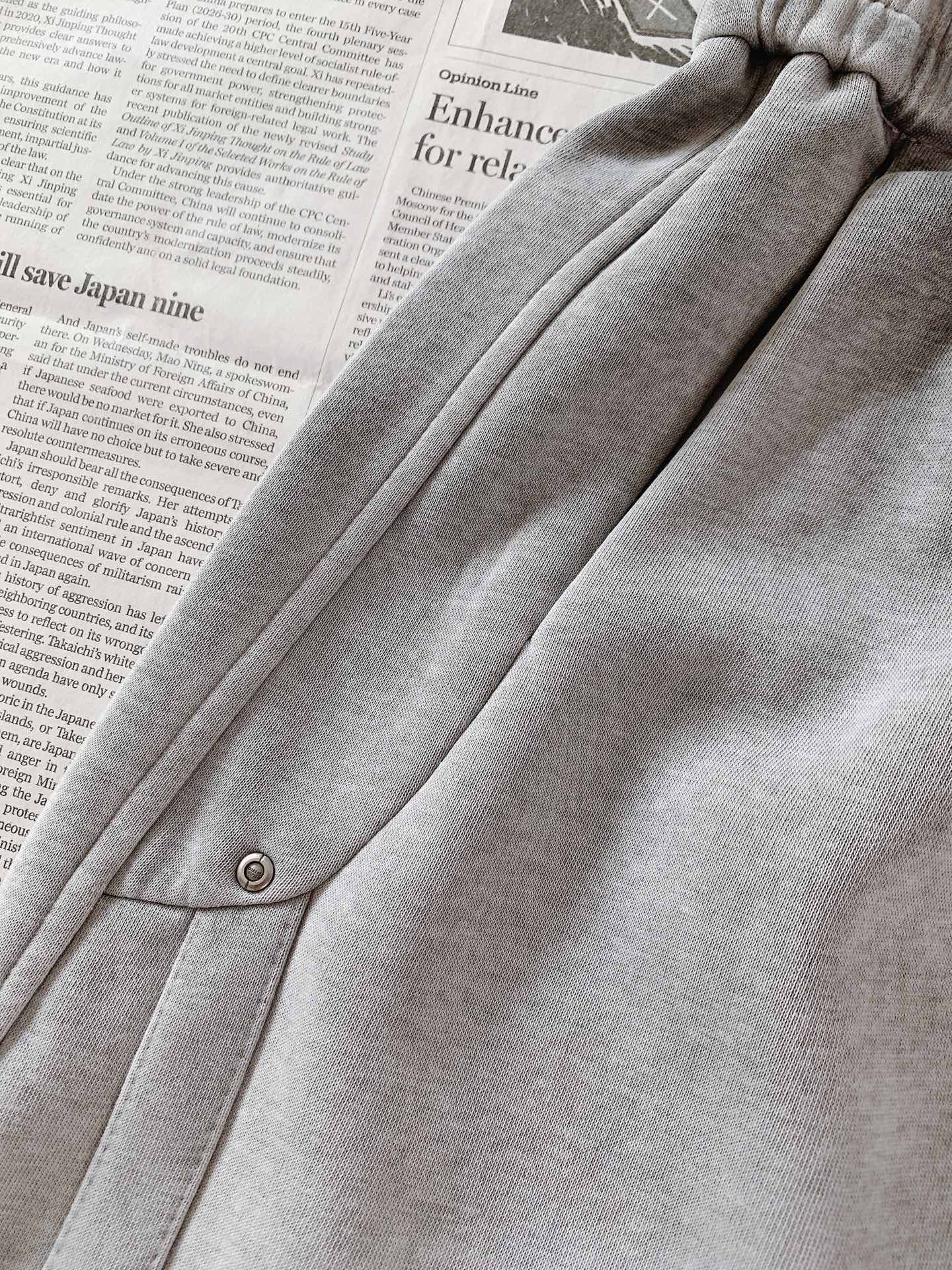 LouisVuitton 路易威登 2026FW早秋新品 轻奢休闲卫裤👖高克重针织面料上手软糯垂顺,上身舒适不闷,久穿不 LouisVuitton 路易威登 2026FW早秋新品 轻奢休闲卫裤👖高克重针织面料上手软糯垂顺,上身舒适不闷,久穿不