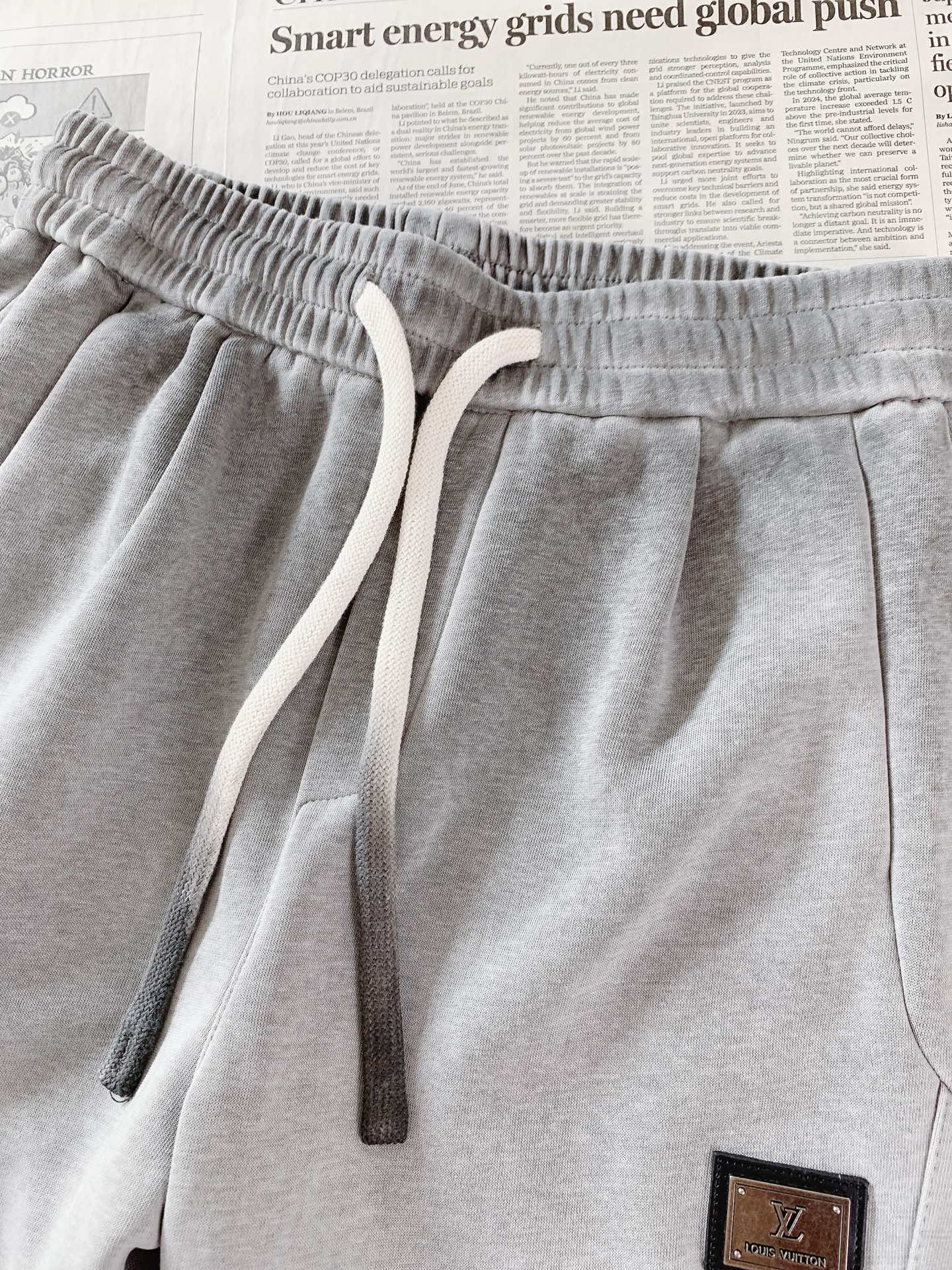 LouisVuitton 路易威登 2026FW早秋新品 轻奢休闲卫裤👖高克重针织面料上手软糯垂顺,上身舒适不闷,久穿不 LouisVuitton 路易威登 2026FW早秋新品 轻奢休闲卫裤👖高克重针织面料上手软糯垂顺,上身舒适不闷,久穿不