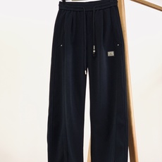 LouisVuitton 路易威登 2026FW早秋新品 轻奢休闲卫裤👖高克重针织面料上手软糯垂顺,上身舒适不闷,久穿不 LouisVuitton 路易威登 2026FW早秋新品 轻奢休闲卫裤👖高克重针织面料上手软糯垂顺,上身舒适不闷,久穿不