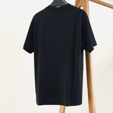 Moncler 蒙口 2026FW早秋新品 艺术徽章短袖T恤🥼高克重精梳棉面料,上手质感十足,透气亲肤上身垂顺挺括。胸 Moncler 蒙口 2026FW早秋新品 艺术徽章短袖T恤🥼高克重精梳棉面料,上手质感十足,透气亲肤上身垂顺挺括。胸