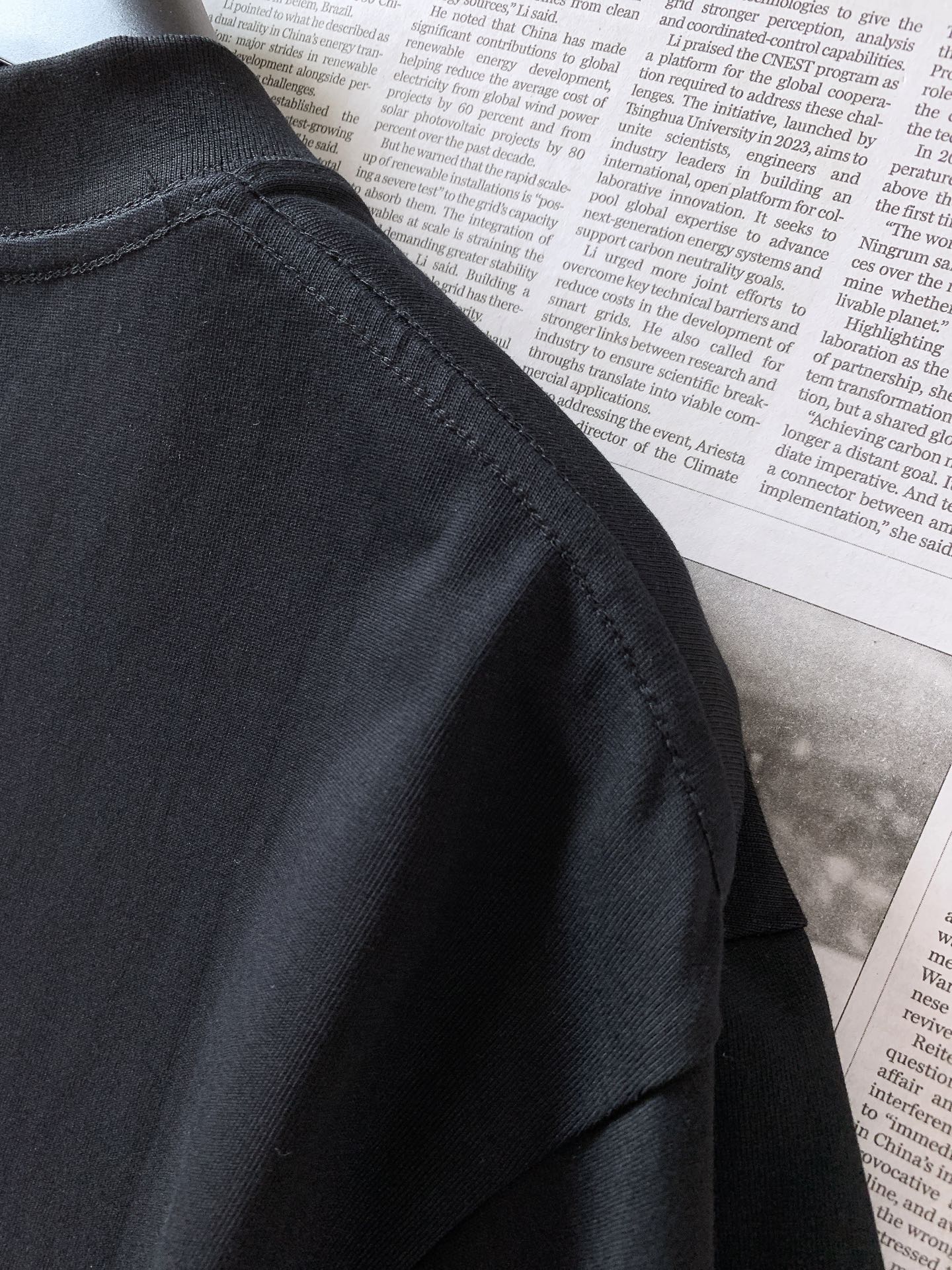 Moncler 蒙口 2026FW早秋新品 艺术徽章短袖T恤🥼高克重精梳棉面料,上手质感十足,透气亲肤上身垂顺挺括。胸 Moncler 蒙口 2026FW早秋新品 艺术徽章短袖T恤🥼高克重精梳棉面料,上手质感十足,透气亲肤上身垂顺挺括。胸