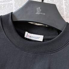 Moncler 蒙口 2026FW早秋新品 艺术徽章短袖T恤🥼高克重精梳棉面料,上手质感十足,透气亲肤上身垂顺挺括。胸 Moncler 蒙口 2026FW早秋新品 艺术徽章短袖T恤🥼高克重精梳棉面料,上手质感十足,透气亲肤上身垂顺挺括。胸