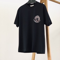 Moncler 蒙口 2026FW早秋新品 艺术徽章短袖T恤🥼高克重精梳棉面料,上手质感十足,透气亲肤上身垂顺挺括。胸 Moncler 蒙口 2026FW早秋新品 艺术徽章短袖T恤🥼高克重精梳棉面料,上手质感十足,透气亲肤上身垂顺挺括。胸