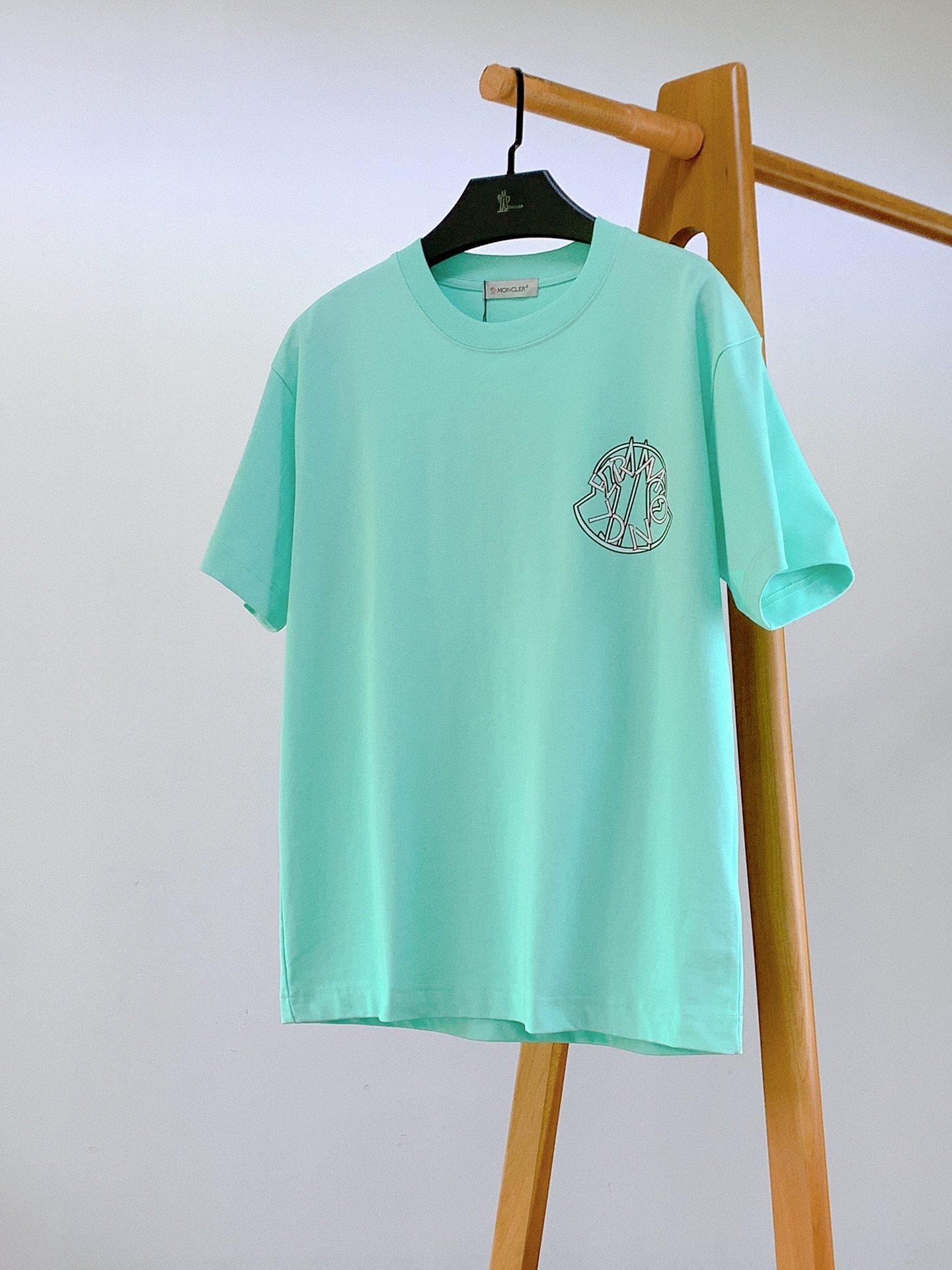 Moncler 蒙口 2026FW早秋新品 艺术徽章短袖T恤🥼高克重精梳棉面料,上手质感十足,透气亲肤上身垂顺挺括。胸 Moncler 蒙口 2026FW早秋新品 艺术徽章短袖T恤🥼高克重精梳棉面料,上手质感十足,透气亲肤上身垂顺挺括。胸