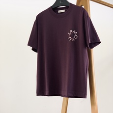Moncler 蒙口 2026FW早秋新品 艺术徽章短袖T恤🥼高克重精梳棉面料,上手质感十足,透气亲肤上身垂顺挺括。胸 Moncler 蒙口 2026FW早秋新品 艺术徽章短袖T恤🥼高克重精梳棉面料,上手质感十足,透气亲肤上身垂顺挺括。胸