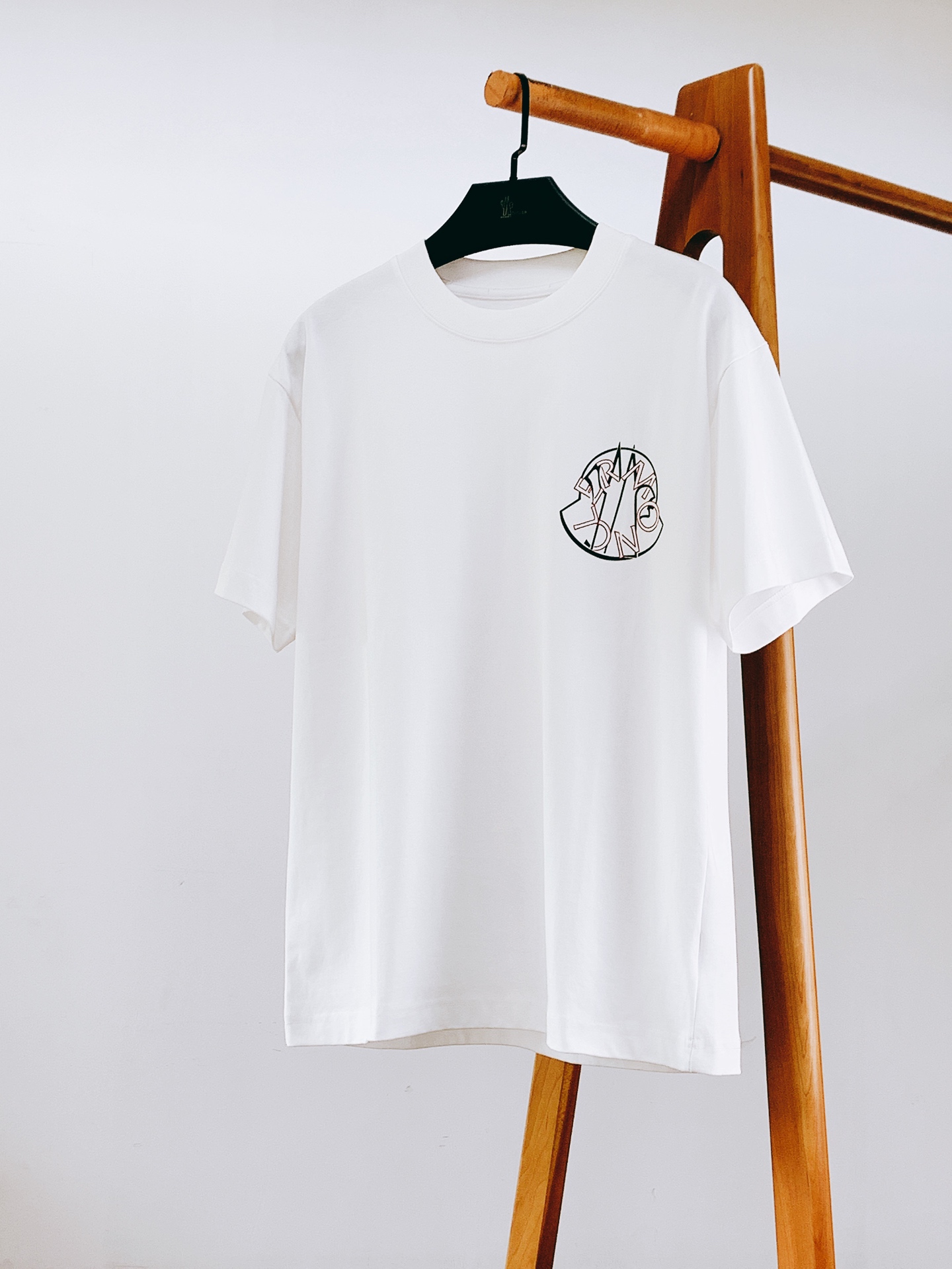 Moncler 蒙口 2026FW早秋新品 艺术徽章短袖T恤🥼高克重精梳棉面料,上手质感十足,透气亲肤上身垂顺挺括。胸 Moncler 蒙口 2026FW早秋新品 艺术徽章短袖T恤🥼高克重精梳棉面料,上手质感十足,透气亲肤上身垂顺挺括。胸