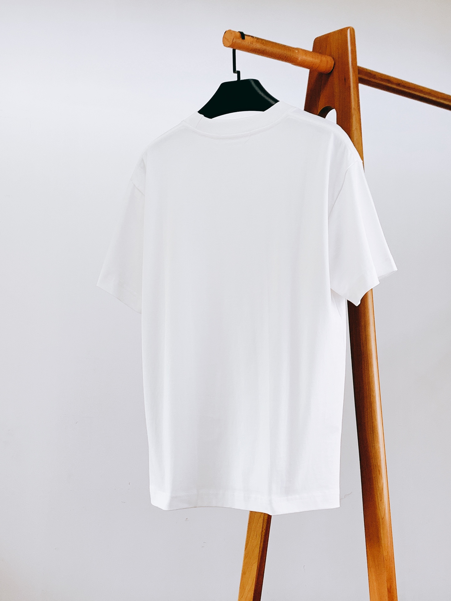 Moncler 蒙口 2026FW早秋新品 艺术徽章短袖T恤🥼高克重精梳棉面料,上手质感十足,透气亲肤上身垂顺挺括。胸 Moncler 蒙口 2026FW早秋新品 艺术徽章短袖T恤🥼高克重精梳棉面料,上手质感十足,透气亲肤上身垂顺挺括。胸