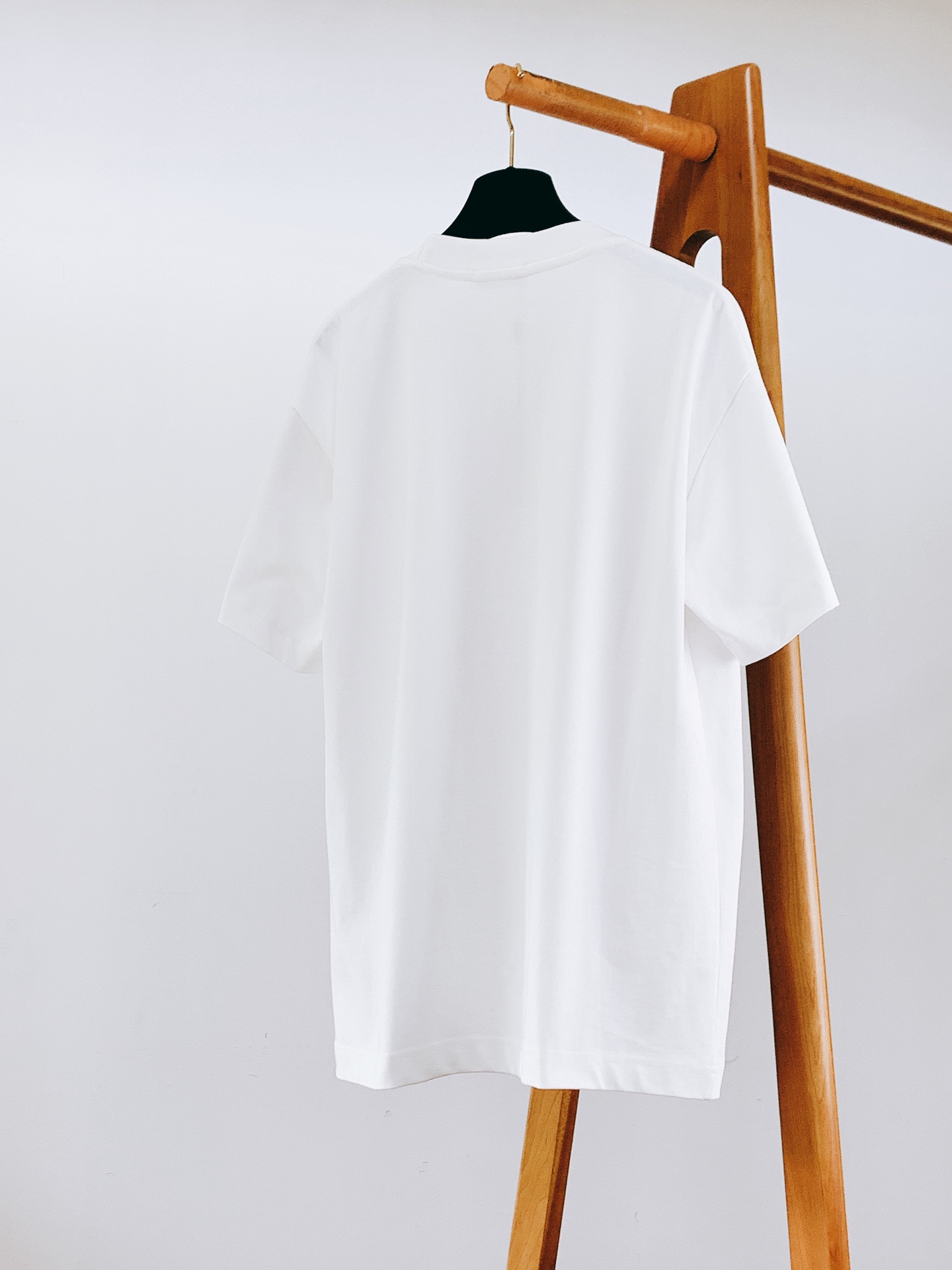 Dior Homme 迪奥·桀傲 2026SS春夏新品 经典小蜜蜂刺绣短袖T恤👕胸前红色蜜蜂CD刺绣,辨识度十足。高支 Dior Homme 迪奥·桀傲 2026SS春夏新品 经典小蜜蜂刺绣短袖T恤👕胸前红色蜜蜂CD刺绣,辨识度十足。高支