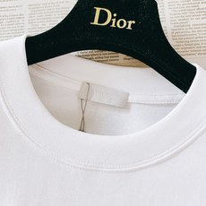 Dior Homme 迪奥·桀傲 2026SS春夏新品 经典小蜜蜂刺绣短袖T恤👕胸前红色蜜蜂CD刺绣,辨识度十足。高支 Dior Homme 迪奥·桀傲 2026SS春夏新品 经典小蜜蜂刺绣短袖T恤👕胸前红色蜜蜂CD刺绣,辨识度十足。高支