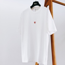 Dior Homme 迪奥·桀傲 2026SS春夏新品 经典小蜜蜂刺绣短袖T恤👕胸前红色蜜蜂CD刺绣,辨识度十足。高支 Dior Homme 迪奥·桀傲 2026SS春夏新品 经典小蜜蜂刺绣短袖T恤👕胸前红色蜜蜂CD刺绣,辨识度十足。高支
