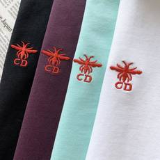 Dior Homme 迪奥·桀傲 2026SS春夏新品 经典小蜜蜂刺绣短袖T恤👕胸前红色蜜蜂CD刺绣,辨识度十足。高支 Dior Homme 迪奥·桀傲 2026SS春夏新品 经典小蜜蜂刺绣短袖T恤👕胸前红色蜜蜂CD刺绣,辨识度十足。高支