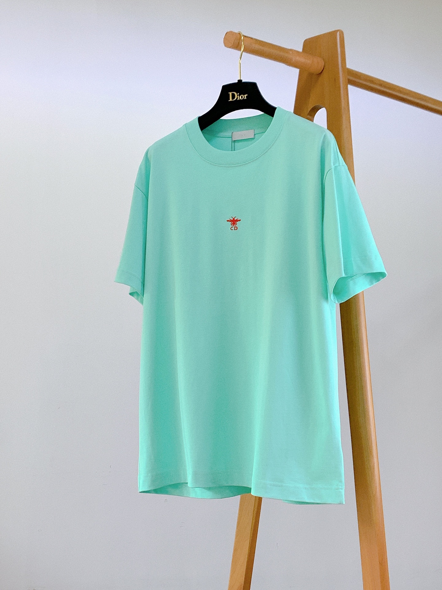 Dior Homme 迪奥·桀傲 2026SS春夏新品 经典小蜜蜂刺绣短袖T恤👕胸前红色蜜蜂CD刺绣,辨识度十足。高支 Dior Homme 迪奥·桀傲 2026SS春夏新品 经典小蜜蜂刺绣短袖T恤👕胸前红色蜜蜂CD刺绣,辨识度十足。高支