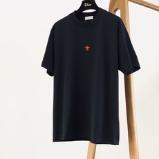 Dior Homme 迪奥·桀傲 2026SS春夏新品 经典小蜜蜂刺绣短袖T恤👕胸前红色蜜蜂CD刺绣,辨识度十足。高支 Dior Homme 迪奥·桀傲 2026SS春夏新品 经典小蜜蜂刺绣短袖T恤👕胸前红色蜜蜂CD刺绣,辨识度十足。高支