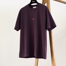 Dior Homme 迪奥·桀傲 2026SS春夏新品 经典小蜜蜂刺绣短袖T恤👕胸前红色蜜蜂CD刺绣,辨识度十足。高支 Dior Homme 迪奥·桀傲 2026SS春夏新品 经典小蜜蜂刺绣短袖T恤👕胸前红色蜜蜂CD刺绣,辨识度十足。高支