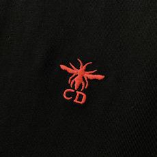 Dior Homme 迪奥·桀傲 2026SS春夏新品 经典小蜜蜂刺绣短袖T恤👕胸前红色蜜蜂CD刺绣,辨识度十足。高支 Dior Homme 迪奥·桀傲 2026SS春夏新品 经典小蜜蜂刺绣短袖T恤👕胸前红色蜜蜂CD刺绣,辨识度十足。高支
