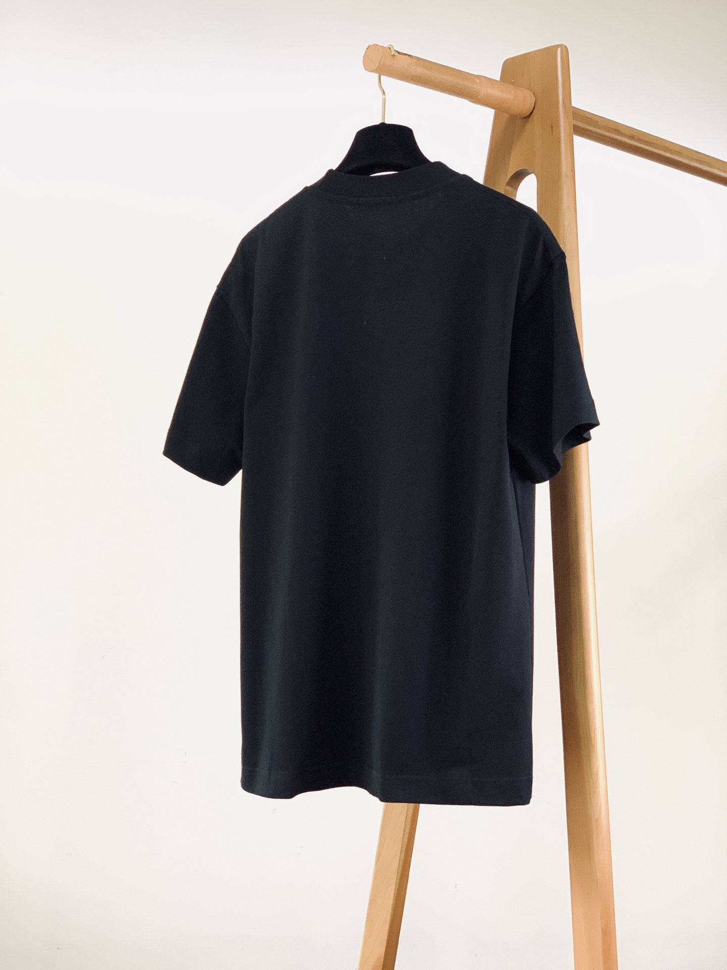 Dior Homme 迪奥·桀傲 2026SS春夏新品 经典小蜜蜂刺绣短袖T恤👕胸前红色蜜蜂CD刺绣,辨识度十足。高支 Dior Homme 迪奥·桀傲 2026SS春夏新品 经典小蜜蜂刺绣短袖T恤👕胸前红色蜜蜂CD刺绣,辨识度十足。高支