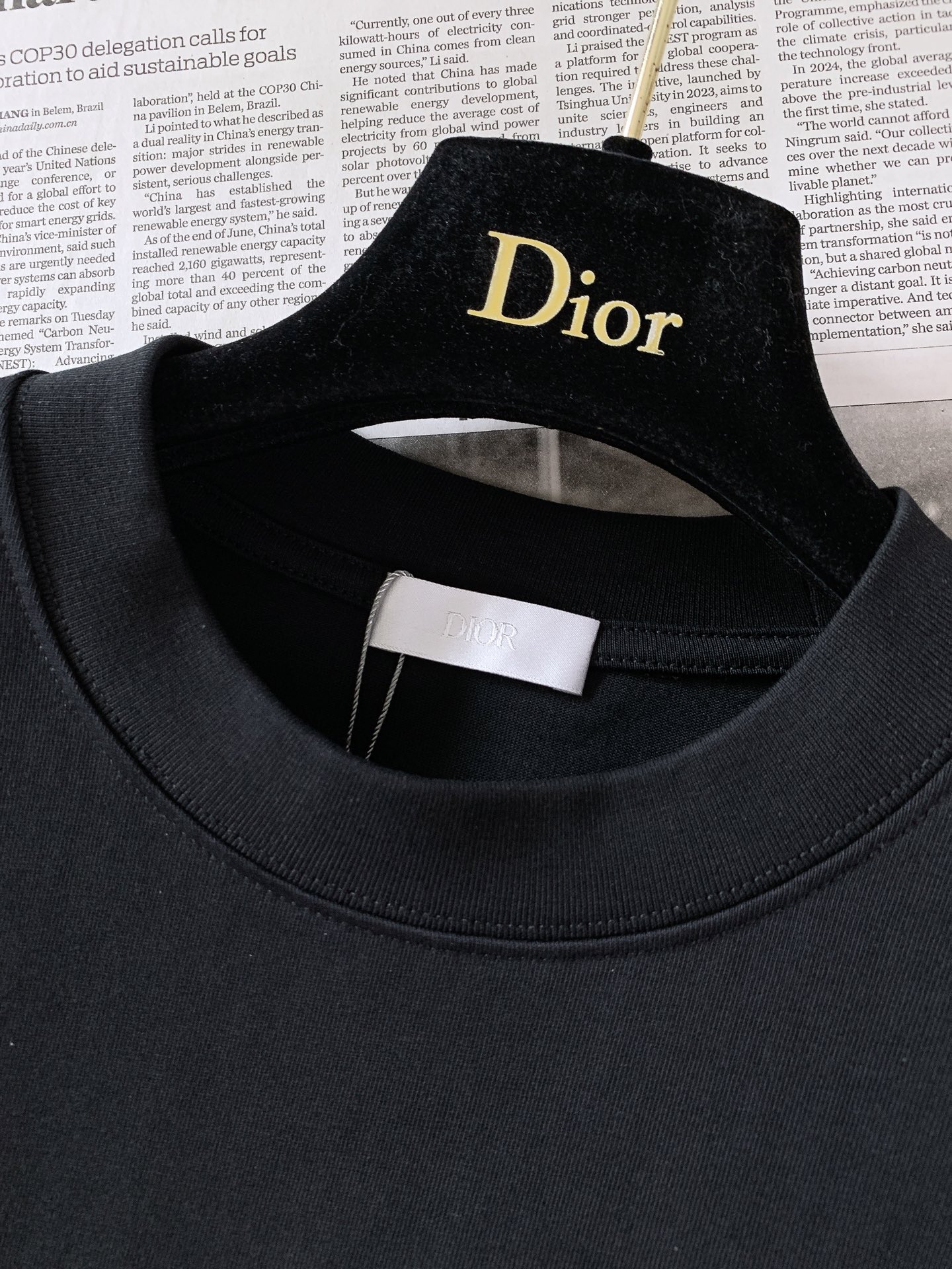 Dior Homme 迪奥·桀傲 2026SS春夏新品 经典小蜜蜂刺绣短袖T恤👕胸前红色蜜蜂CD刺绣,辨识度十足。高支 Dior Homme 迪奥·桀傲 2026SS春夏新品 经典小蜜蜂刺绣短袖T恤👕胸前红色蜜蜂CD刺绣,辨识度十足。高支