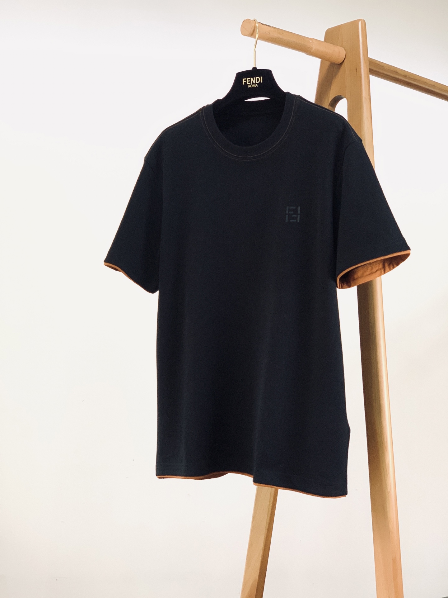 Fendi 芬迪 2026FW早秋新品 轻奢打底T恤👕高克重精梳针织面料,上身垂顺挺括,亲肤透气不易变形。胸口经典双F Fendi 芬迪 2026FW早秋新品 轻奢打底T恤👕高克重精梳针织面料,上身垂顺挺括,亲肤透气不易变形。胸口经典双F