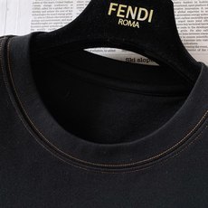 Fendi 芬迪 2026FW早秋新品 轻奢打底T恤👕高克重精梳针织面料,上身垂顺挺括,亲肤透气不易变形。胸口经典双F Fendi 芬迪 2026FW早秋新品 轻奢打底T恤👕高克重精梳针织面料,上身垂顺挺括,亲肤透气不易变形。胸口经典双F