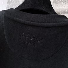 Fendi 芬迪 2026FW早秋新品 轻奢打底T恤👕高克重精梳针织面料,上身垂顺挺括,亲肤透气不易变形。胸口经典双F Fendi 芬迪 2026FW早秋新品 轻奢打底T恤👕高克重精梳针织面料,上身垂顺挺括,亲肤透气不易变形。胸口经典双F
