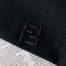 Fendi 芬迪 2026FW早秋新品 轻奢打底T恤👕高克重精梳针织面料,上身垂顺挺括,亲肤透气不易变形。胸口经典双F Fendi 芬迪 2026FW早秋新品 轻奢打底T恤👕高克重精梳针织面料,上身垂顺挺括,亲肤透气不易变形。胸口经典双F