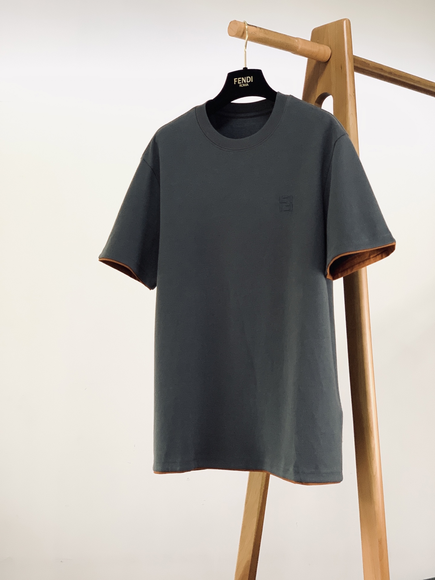 Fendi 芬迪 2026FW早秋新品 轻奢打底T恤👕高克重精梳针织面料,上身垂顺挺括,亲肤透气不易变形。胸口经典双F Fendi 芬迪 2026FW早秋新品 轻奢打底T恤👕高克重精梳针织面料,上身垂顺挺括,亲肤透气不易变形。胸口经典双F