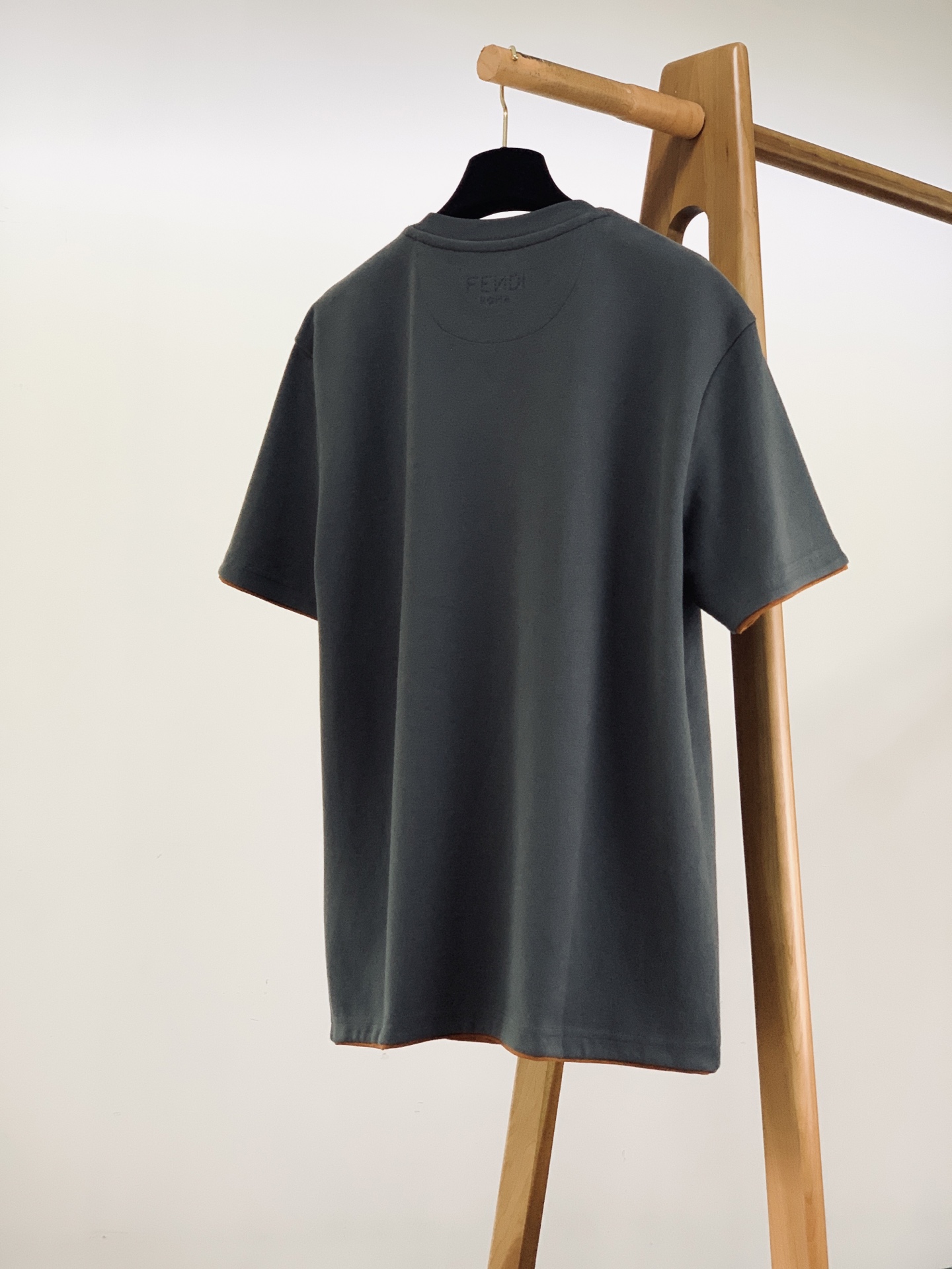 Fendi 芬迪 2026FW早秋新品 轻奢打底T恤👕高克重精梳针织面料,上身垂顺挺括,亲肤透气不易变形。胸口经典双F Fendi 芬迪 2026FW早秋新品 轻奢打底T恤👕高克重精梳针织面料,上身垂顺挺括,亲肤透气不易变形。胸口经典双F