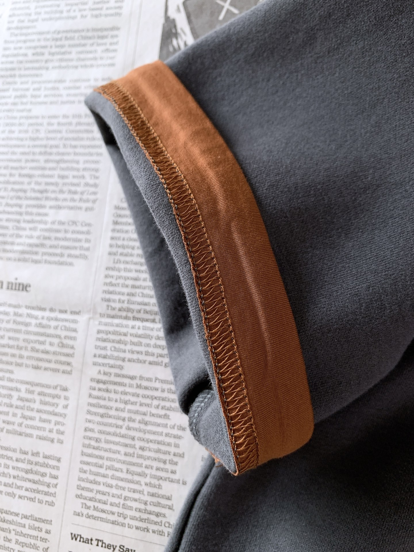 Fendi 芬迪 2026FW早秋新品 轻奢打底T恤👕高克重精梳针织面料,上身垂顺挺括,亲肤透气不易变形。胸口经典双F Fendi 芬迪 2026FW早秋新品 轻奢打底T恤👕高克重精梳针织面料,上身垂顺挺括,亲肤透气不易变形。胸口经典双F