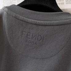 Fendi 芬迪 2026FW早秋新品 轻奢打底T恤👕高克重精梳针织面料,上身垂顺挺括,亲肤透气不易变形。胸口经典双F Fendi 芬迪 2026FW早秋新品 轻奢打底T恤👕高克重精梳针织面料,上身垂顺挺括,亲肤透气不易变形。胸口经典双F