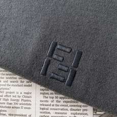 Fendi 芬迪 2026FW早秋新品 轻奢打底T恤👕高克重精梳针织面料,上身垂顺挺括,亲肤透气不易变形。胸口经典双F Fendi 芬迪 2026FW早秋新品 轻奢打底T恤👕高克重精梳针织面料,上身垂顺挺括,亲肤透气不易变形。胸口经典双F