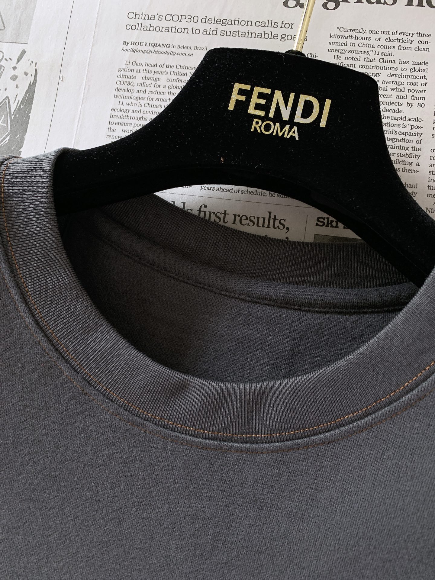 Fendi 芬迪 2026FW早秋新品 轻奢打底T恤👕高克重精梳针织面料,上身垂顺挺括,亲肤透气不易变形。胸口经典双F Fendi 芬迪 2026FW早秋新品 轻奢打底T恤👕高克重精梳针织面料,上身垂顺挺括,亲肤透气不易变形。胸口经典双F