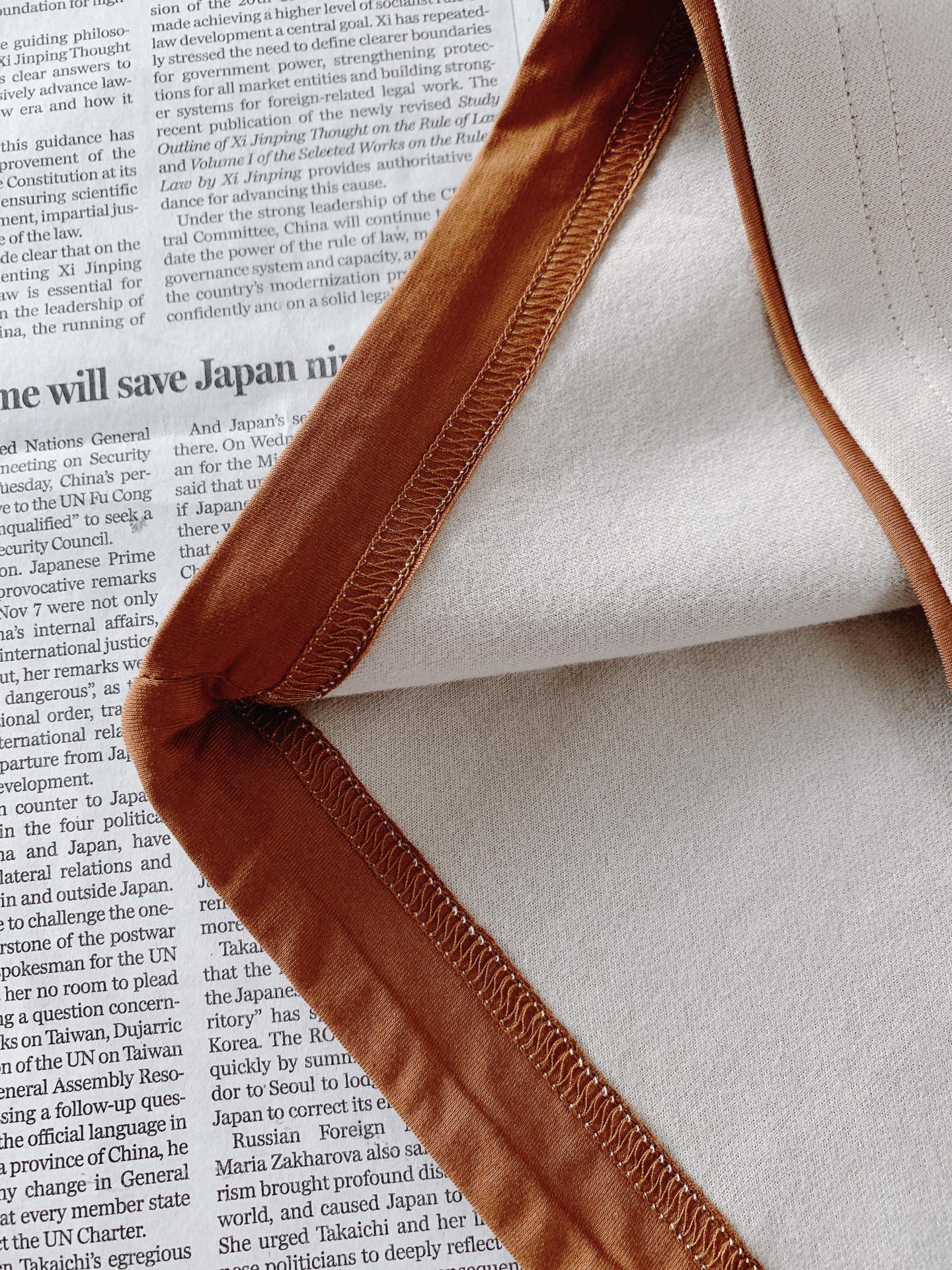 Fendi 芬迪 2026FW早秋新品 轻奢打底T恤👕高克重精梳针织面料,上身垂顺挺括,亲肤透气不易变形。胸口经典双F Fendi 芬迪 2026FW早秋新品 轻奢打底T恤👕高克重精梳针织面料,上身垂顺挺括,亲肤透气不易变形。胸口经典双F