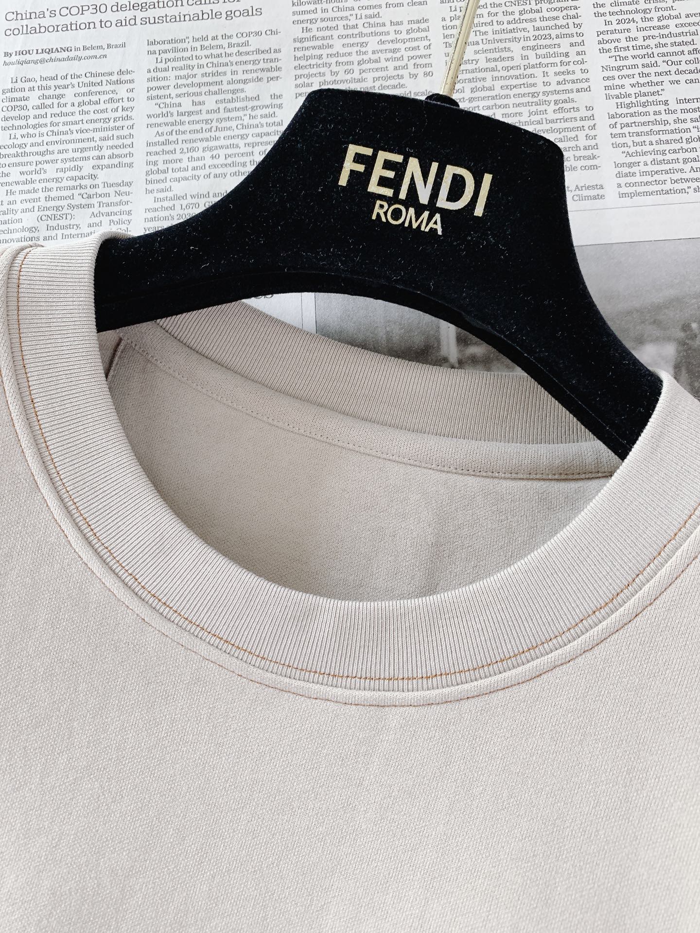 Fendi 芬迪 2026FW早秋新品 轻奢打底T恤👕高克重精梳针织面料,上身垂顺挺括,亲肤透气不易变形。胸口经典双F Fendi 芬迪 2026FW早秋新品 轻奢打底T恤👕高克重精梳针织面料,上身垂顺挺括,亲肤透气不易变形。胸口经典双F