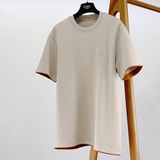 Fendi 芬迪 2026FW早秋新品 轻奢打底T恤👕高克重精梳针织面料,上身垂顺挺括,亲肤透气不易变形。胸口经典双F Fendi 芬迪 2026FW早秋新品 轻奢打底T恤👕高克重精梳针织面料,上身垂顺挺括,亲肤透气不易变形。胸口经典双F