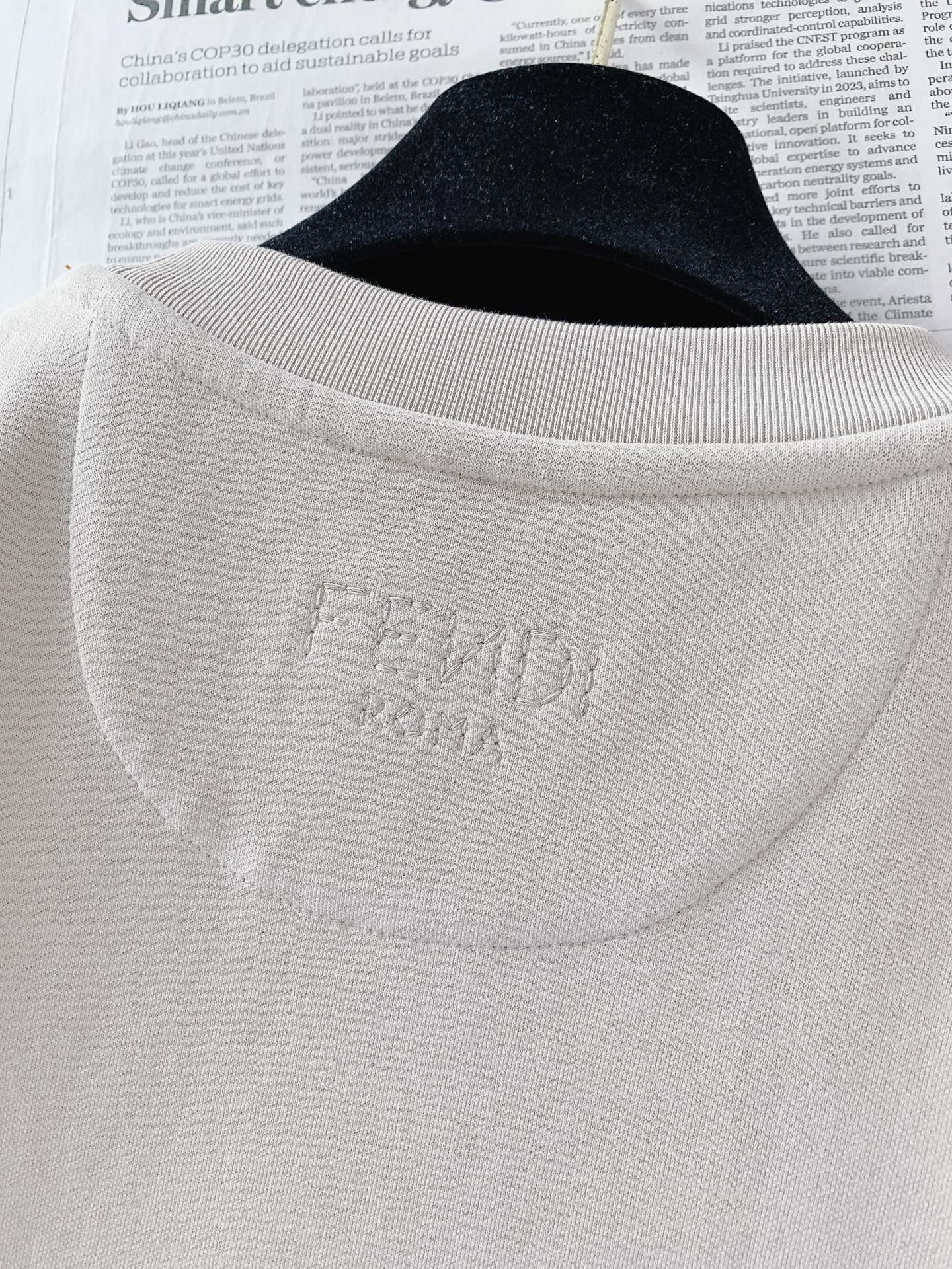 Fendi 芬迪 2026FW早秋新品 轻奢打底T恤👕高克重精梳针织面料,上身垂顺挺括,亲肤透气不易变形。胸口经典双F Fendi 芬迪 2026FW早秋新品 轻奢打底T恤👕高克重精梳针织面料,上身垂顺挺括,亲肤透气不易变形。胸口经典双F