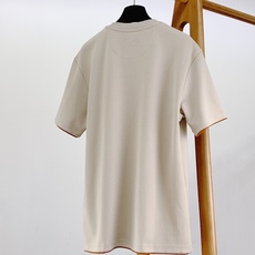 Fendi 芬迪 2026FW早秋新品 轻奢打底T恤👕高克重精梳针织面料,上身垂顺挺括,亲肤透气不易变形。胸口经典双F Fendi 芬迪 2026FW早秋新品 轻奢打底T恤👕高克重精梳针织面料,上身垂顺挺括,亲肤透气不易变形。胸口经典双F