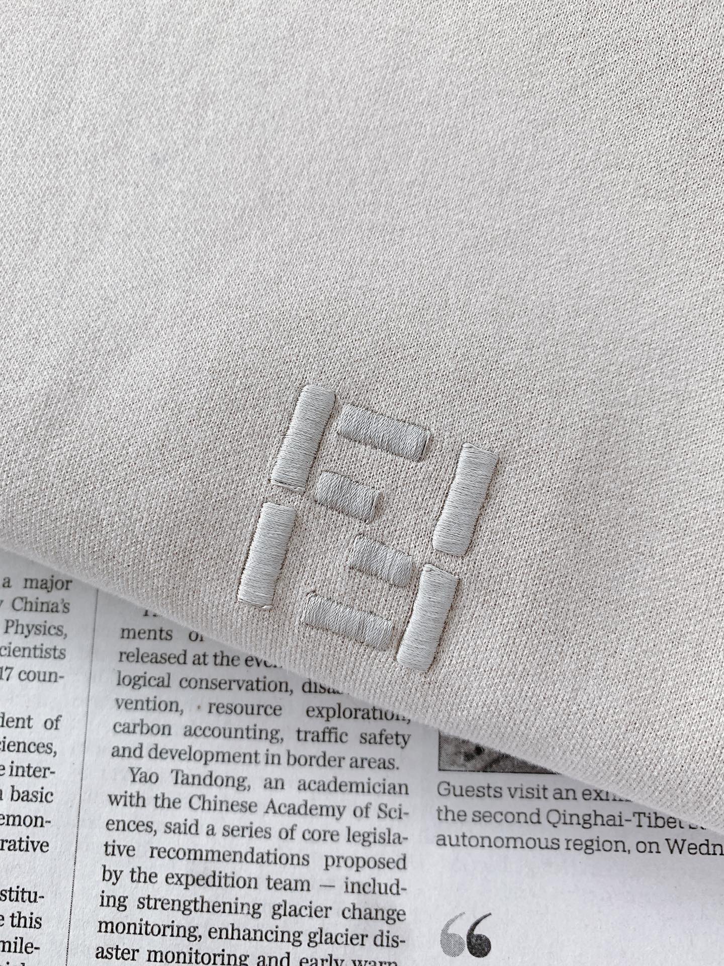 Fendi 芬迪 2026FW早秋新品 轻奢打底T恤👕高克重精梳针织面料,上身垂顺挺括,亲肤透气不易变形。胸口经典双F Fendi 芬迪 2026FW早秋新品 轻奢打底T恤👕高克重精梳针织面料,上身垂顺挺括,亲肤透气不易变形。胸口经典双F