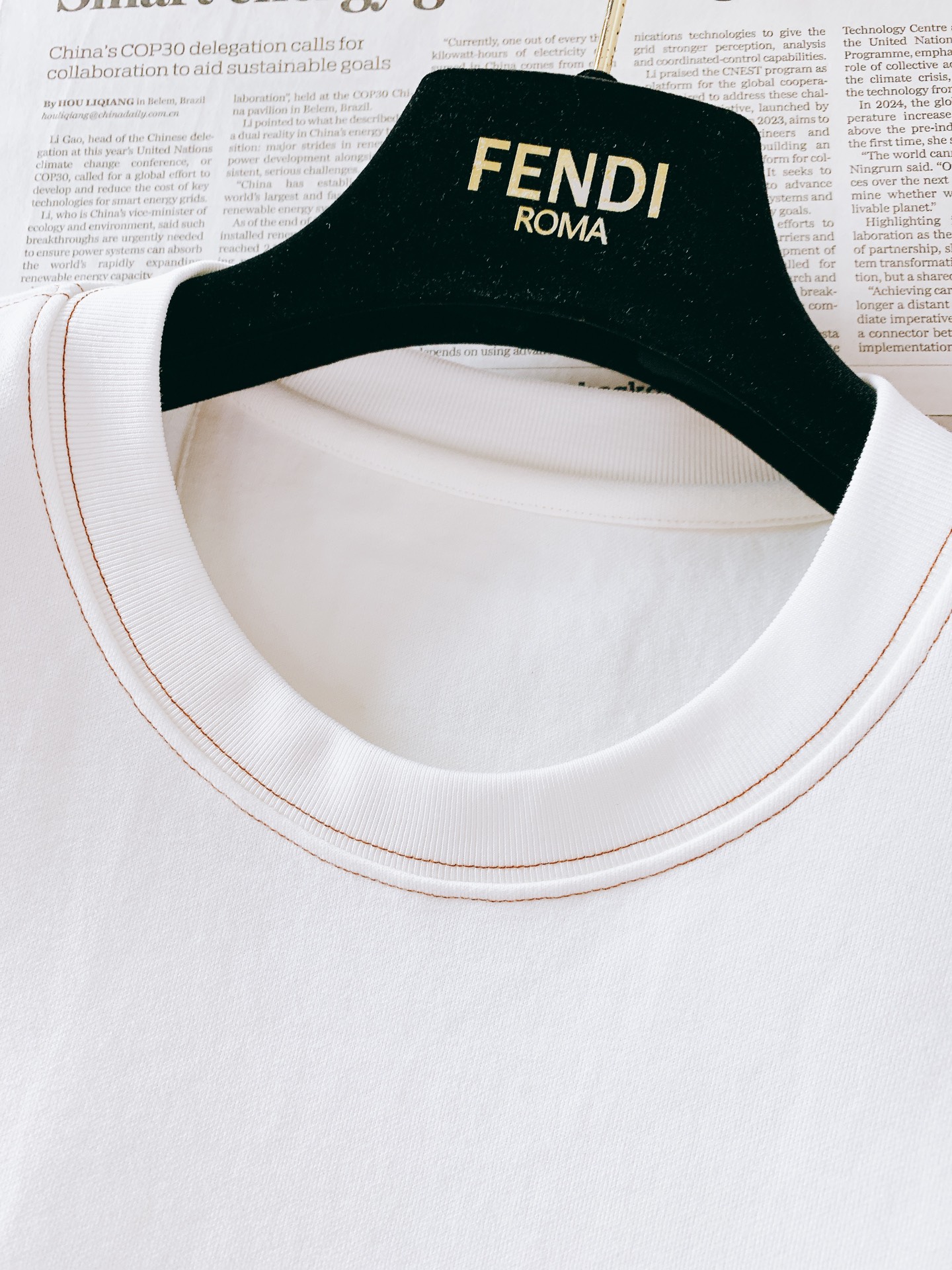 Fendi 芬迪 2026FW早秋新品 轻奢打底T恤👕高克重精梳针织面料,上身垂顺挺括,亲肤透气不易变形。胸口经典双F Fendi 芬迪 2026FW早秋新品 轻奢打底T恤👕高克重精梳针织面料,上身垂顺挺括,亲肤透气不易变形。胸口经典双F