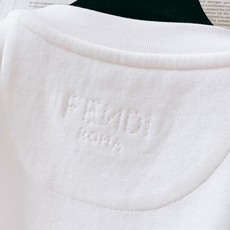 Fendi 芬迪 2026FW早秋新品 轻奢打底T恤👕高克重精梳针织面料,上身垂顺挺括,亲肤透气不易变形。胸口经典双F Fendi 芬迪 2026FW早秋新品 轻奢打底T恤👕高克重精梳针织面料,上身垂顺挺括,亲肤透气不易变形。胸口经典双F