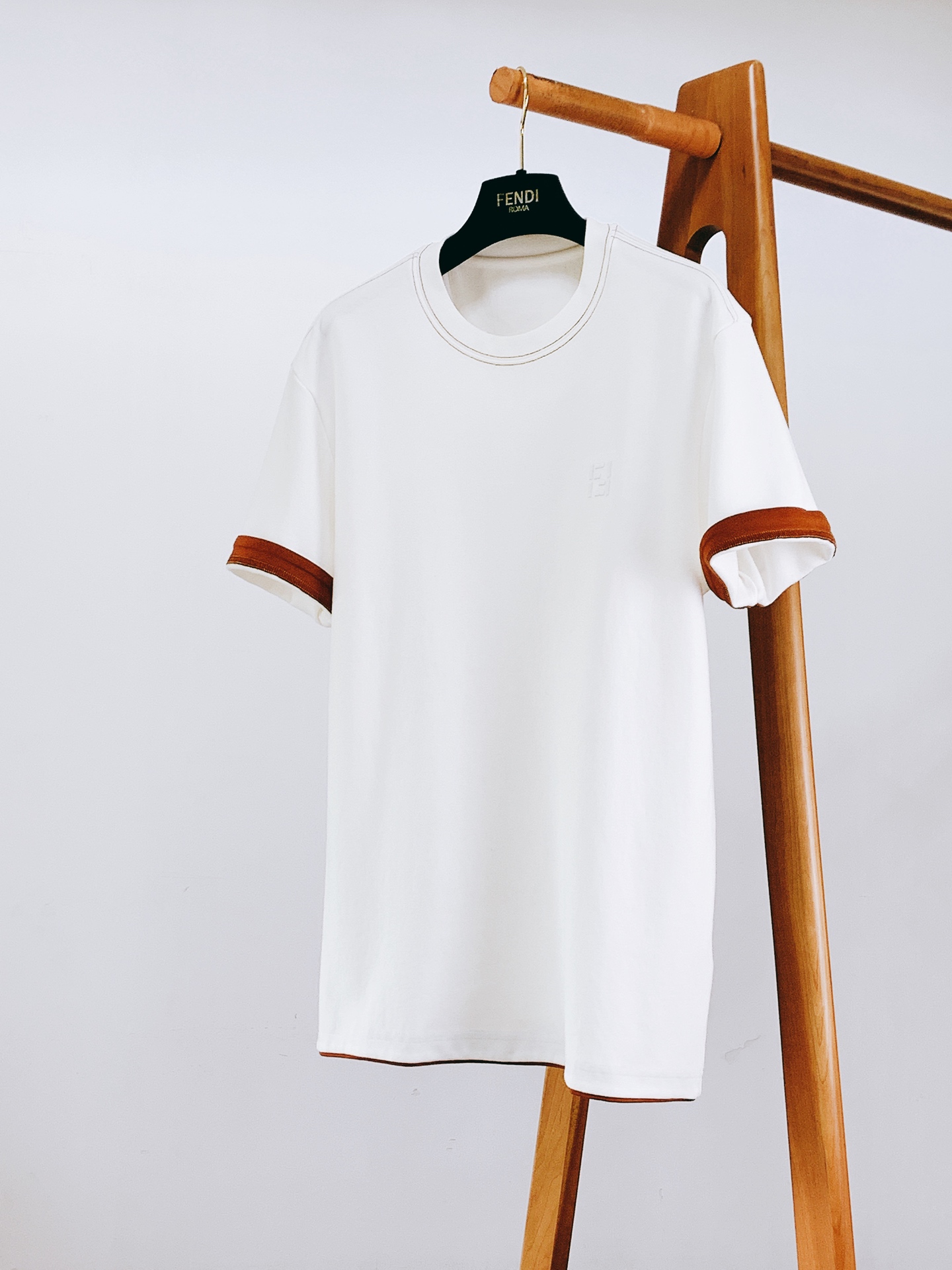 Fendi 芬迪 2026FW早秋新品 轻奢打底T恤👕高克重精梳针织面料,上身垂顺挺括,亲肤透气不易变形。胸口经典双F Fendi 芬迪 2026FW早秋新品 轻奢打底T恤👕高克重精梳针织面料,上身垂顺挺括,亲肤透气不易变形。胸口经典双F