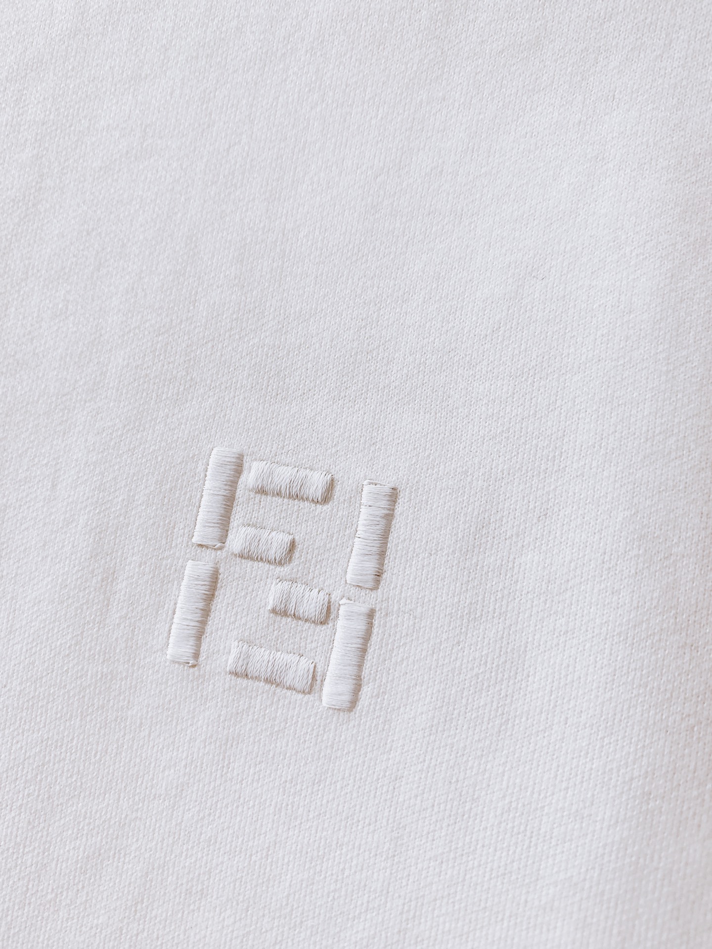 Fendi 芬迪 2026FW早秋新品 轻奢打底T恤👕高克重精梳针织面料,上身垂顺挺括,亲肤透气不易变形。胸口经典双F Fendi 芬迪 2026FW早秋新品 轻奢打底T恤👕高克重精梳针织面料,上身垂顺挺括,亲肤透气不易变形。胸口经典双F