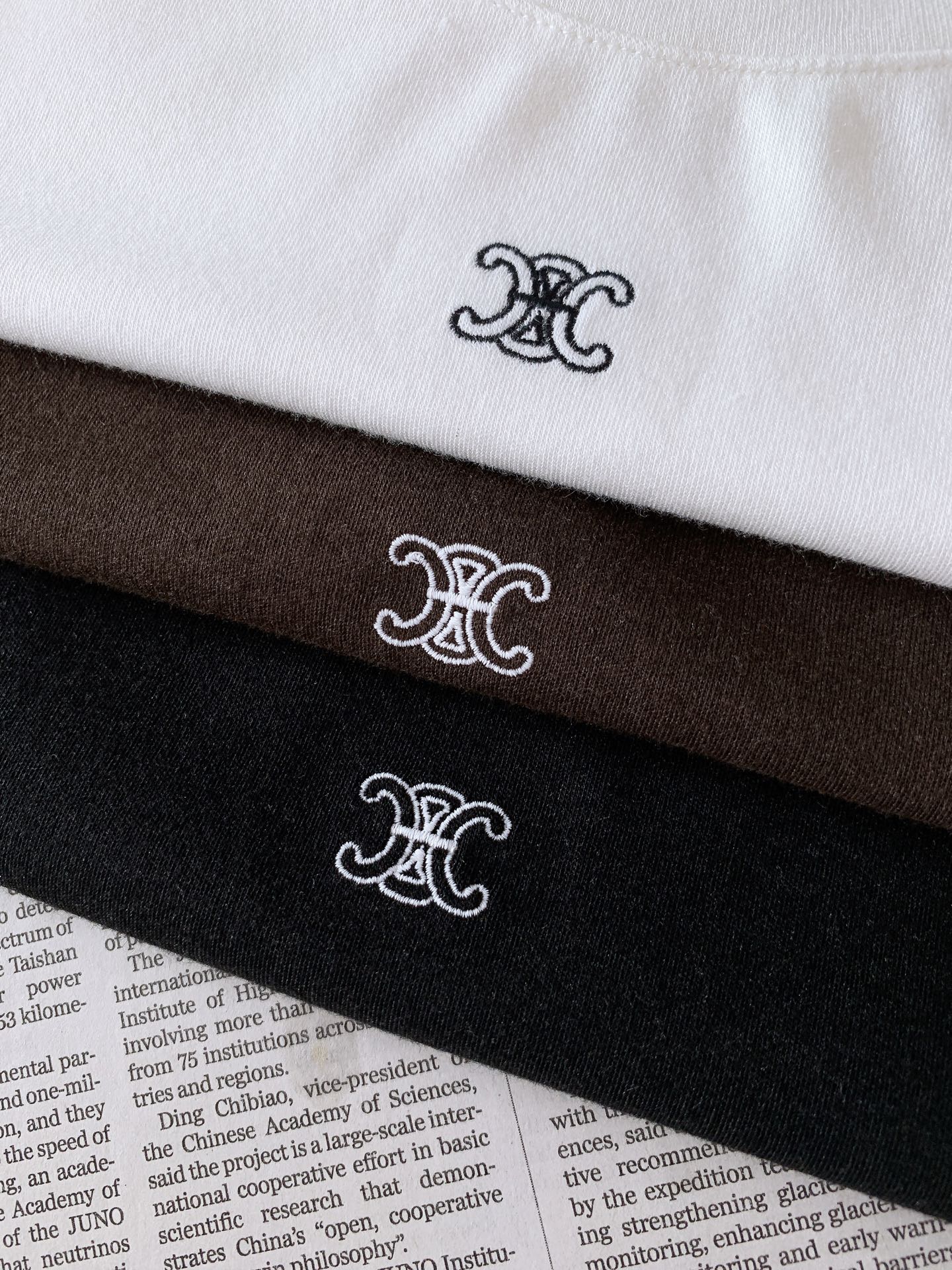 Celine 赛琳 2026FW早秋新品 凯旋门刺绣基础短袖T恤👕重磅高支棉面料,软糯亲肤垂感十足,上身不闷不塌。胸前 Celine 赛琳 2026FW早秋新品 凯旋门刺绣基础短袖T恤👕重磅高支棉面料,软糯亲肤垂感十足,上身不闷不塌。胸前