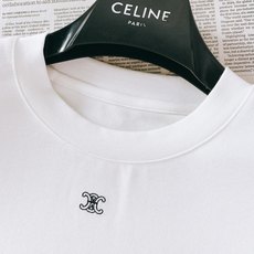 Celine 赛琳 2026FW早秋新品 凯旋门刺绣基础短袖T恤👕重磅高支棉面料,软糯亲肤垂感十足,上身不闷不塌。胸前 Celine 赛琳 2026FW早秋新品 凯旋门刺绣基础短袖T恤👕重磅高支棉面料,软糯亲肤垂感十足,上身不闷不塌。胸前